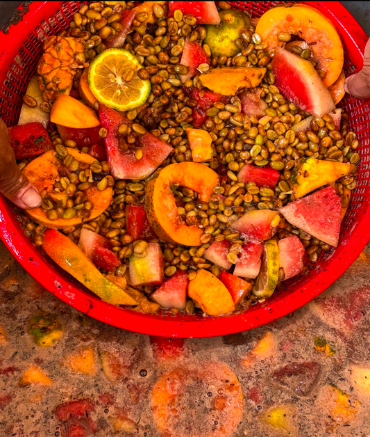 Früchtekorb mit Rohkaffee. Gezeigt wird der Prozess der Fermentation.