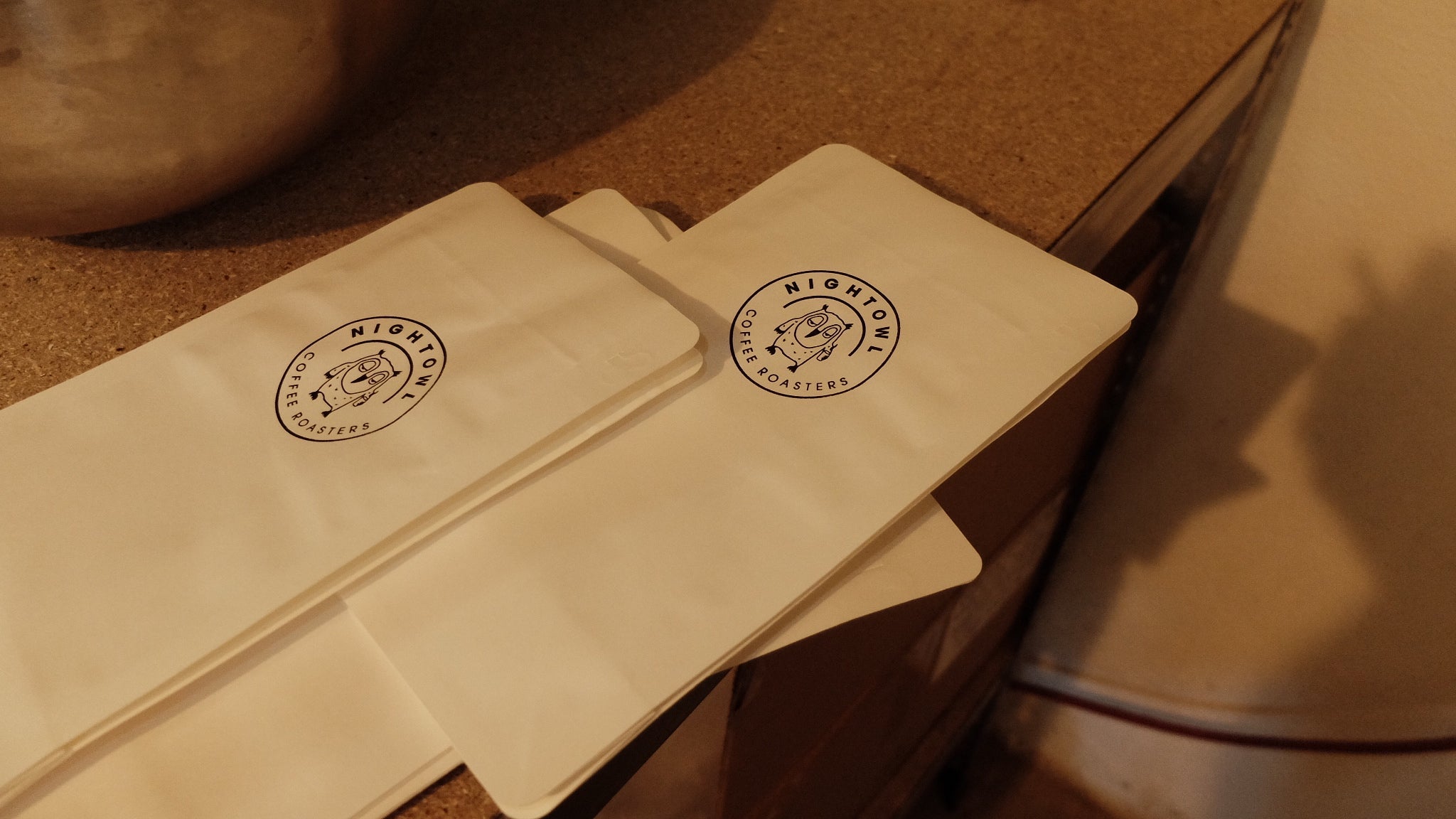 Weiße Kaffeeverpackungen mit Logo (Eule).