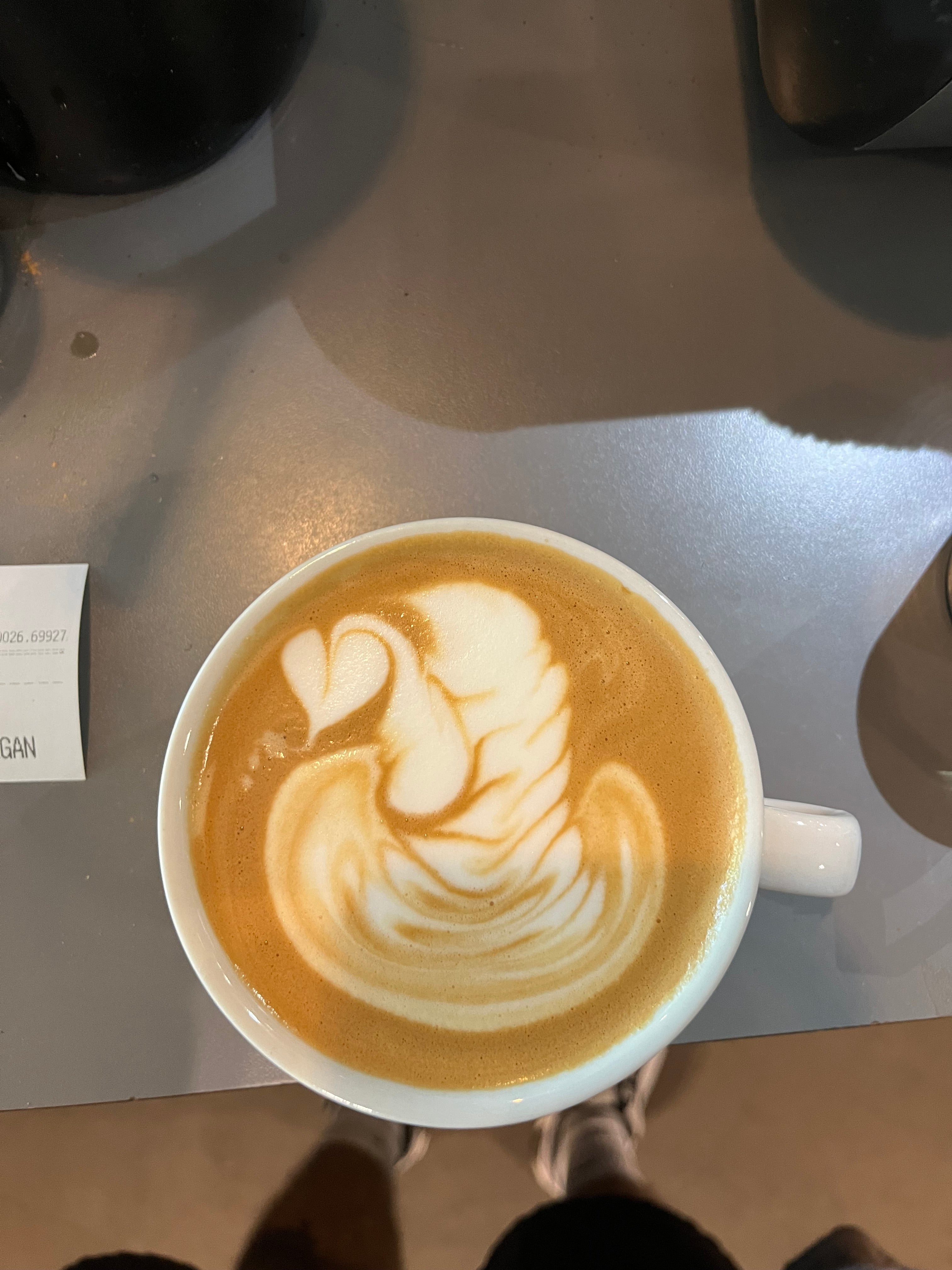 Latteart Schwan in weißer Tasse. 