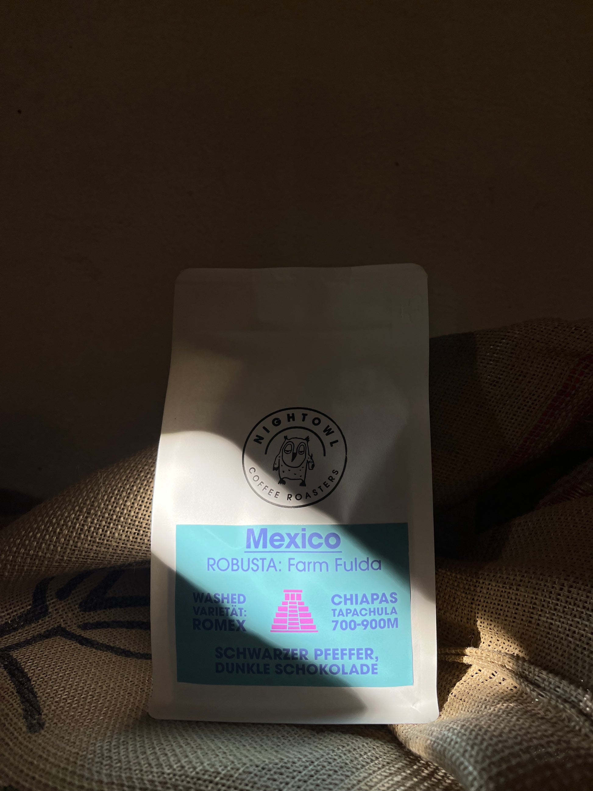 Kaffeeverpackung auf Kaffeesack, mystische Beleuchtung.