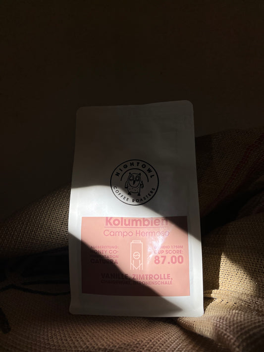 Kaffeeverpackung auf Kaffeesack, mystische Beleuchtung.