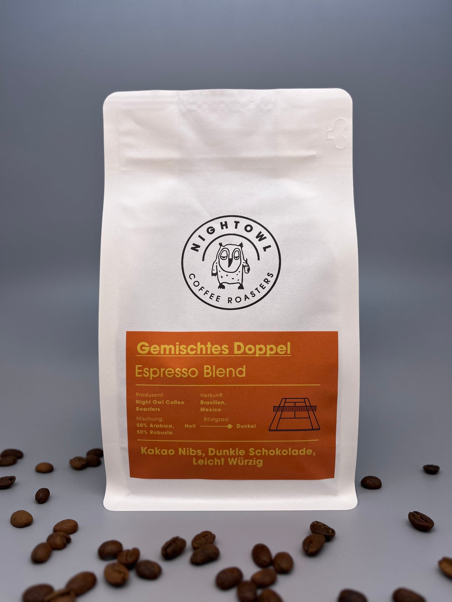 Kaffeeverpackung mit orangenem Etikett, Kaffeebohnen liegen im Vordergrund.