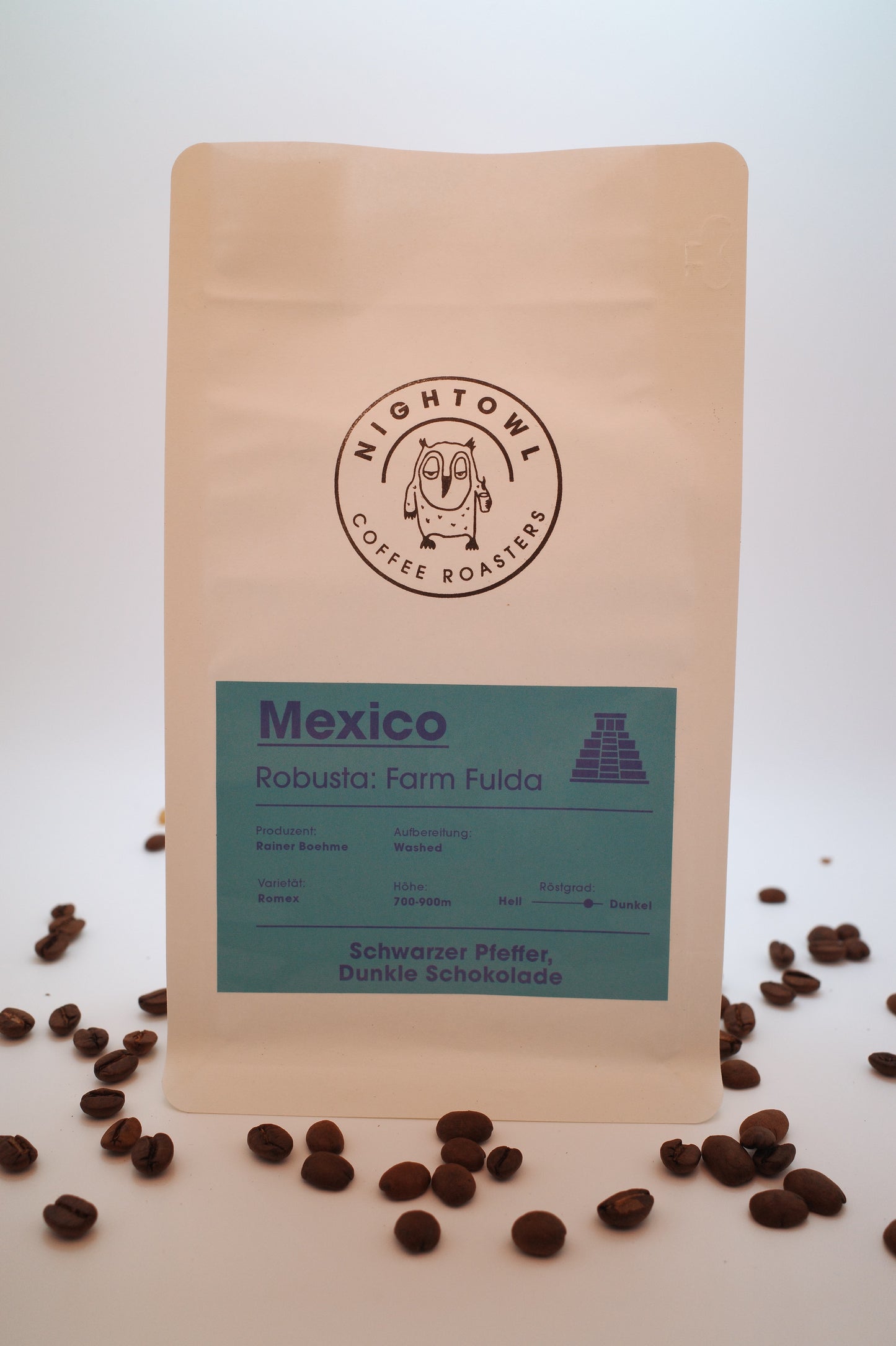 Eine Packung Kaffee mit Bohnen im Vordergrund, Infos stehen im Infotext.