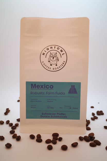 Eine Packung Kaffee mit Bohnen im Vordergrund, Infos stehen im Infotext.