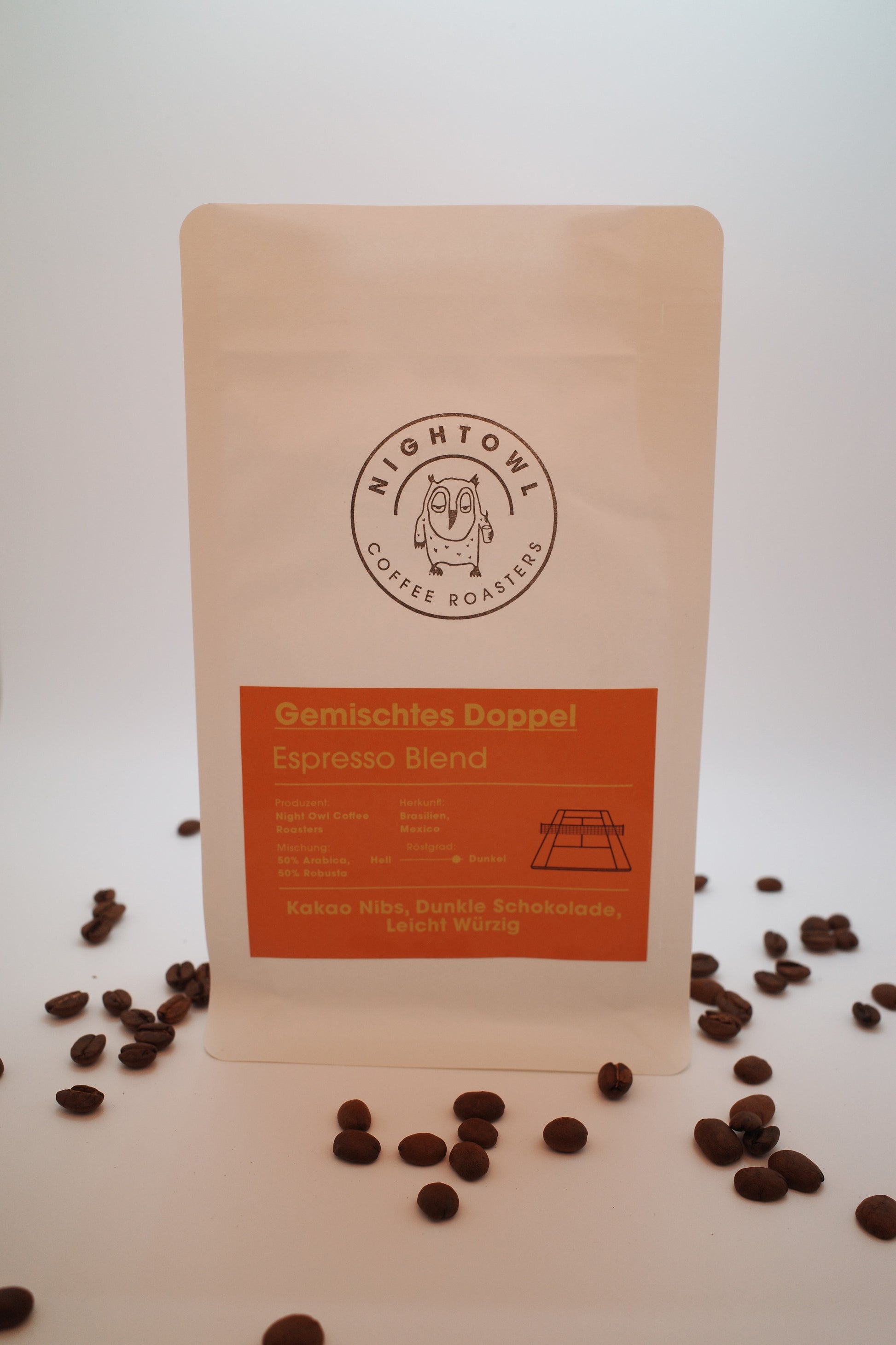 Eine Packung Kaffee mit Bohnen im Vordergrund, Infos stehen im Infotext.