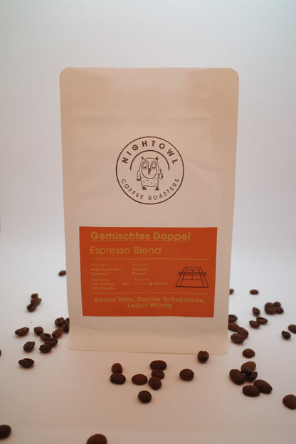 Eine Packung Kaffee mit Bohnen im Vordergrund, Infos stehen im Infotext.