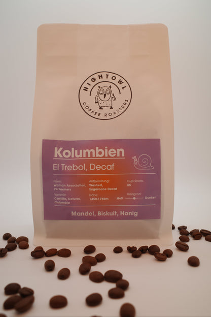 Kaffeeverpackung hinter Kaffeebohnen, Infos von Etikett stehen in Infotext.