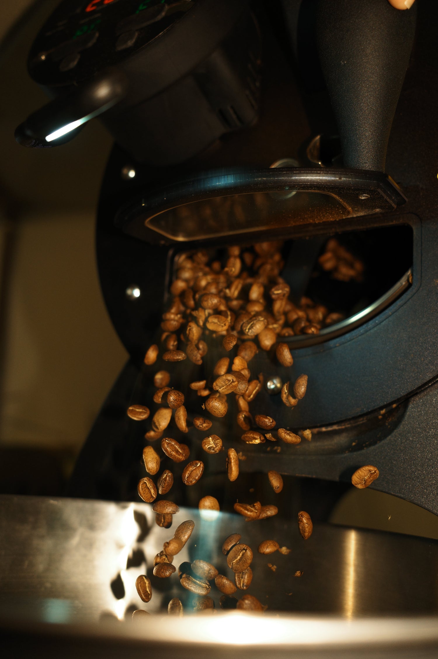 Kaffeebohnen fallen aus kleinen Röster.