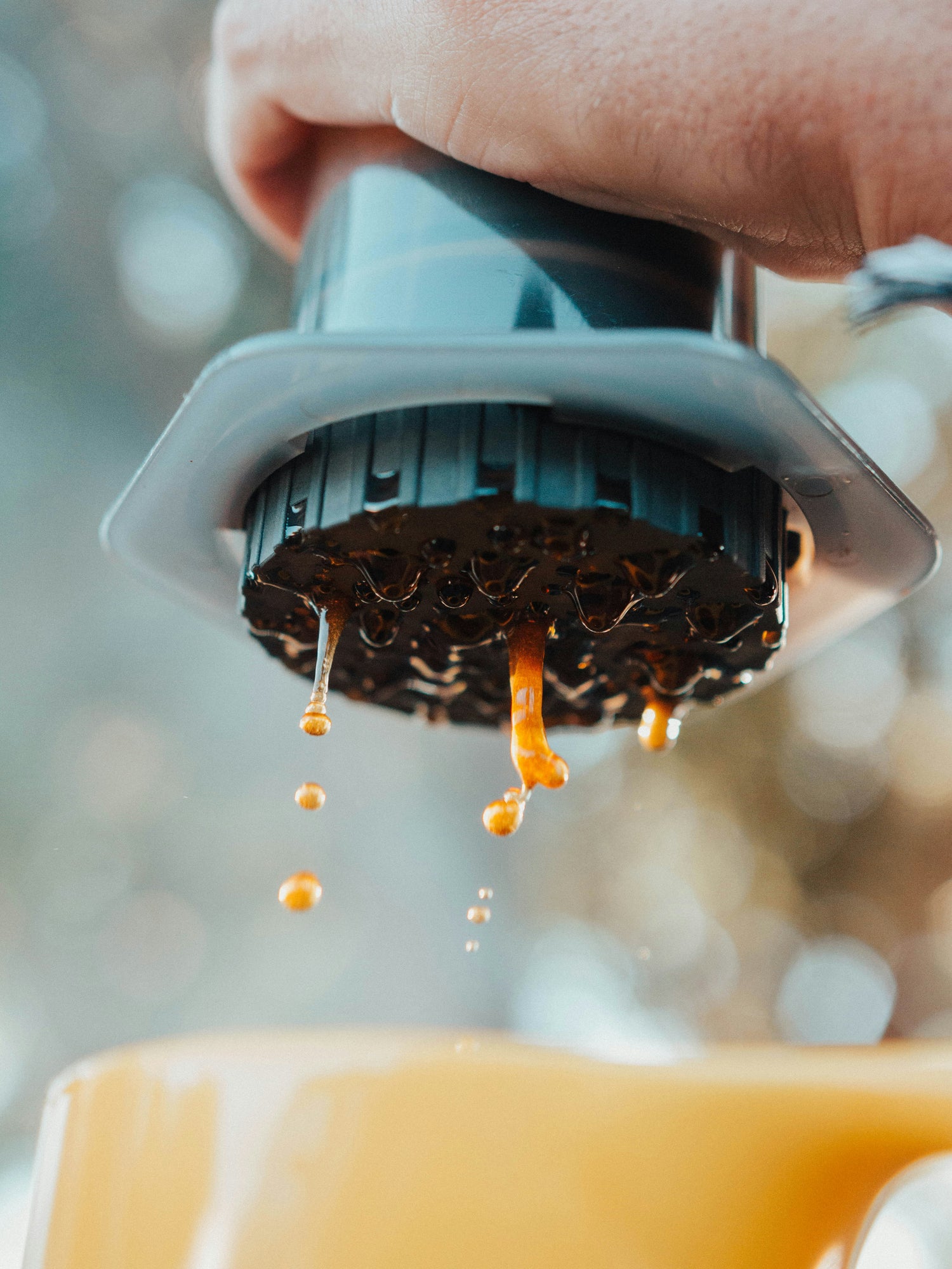 URHEBER: Ben Moreland. Nahaufnahme Aeropress in Hand, Kaffee wird extrahiert.