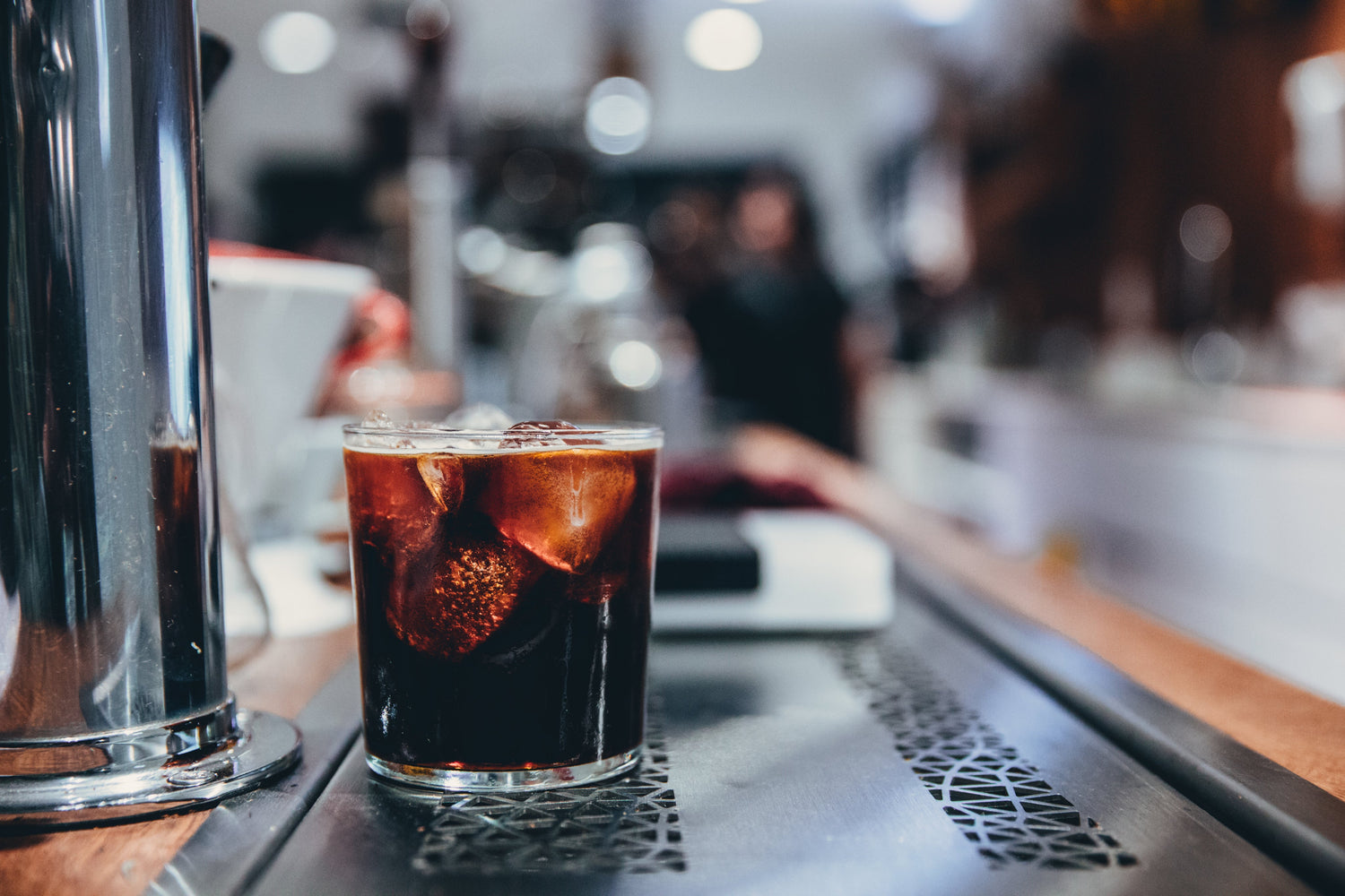 Geeister Kaffee auf silberner Kaffeetheke.