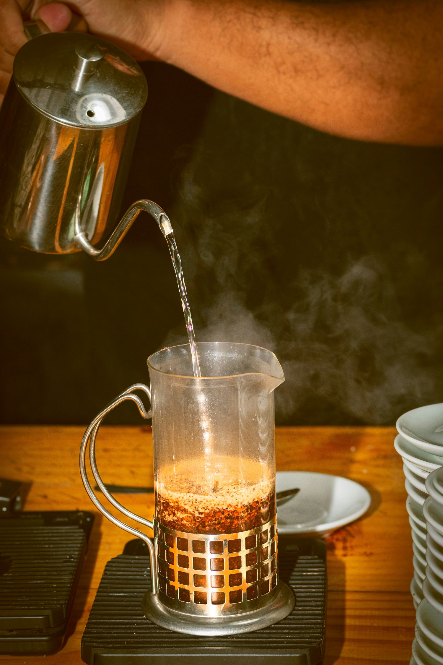 Wasser wird in Glasfrenchpress gegossen. Romario Roges.